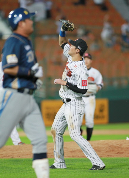 이호준의 내야뜬공으로 위기상황을 넘기는 롯데자이언츠
